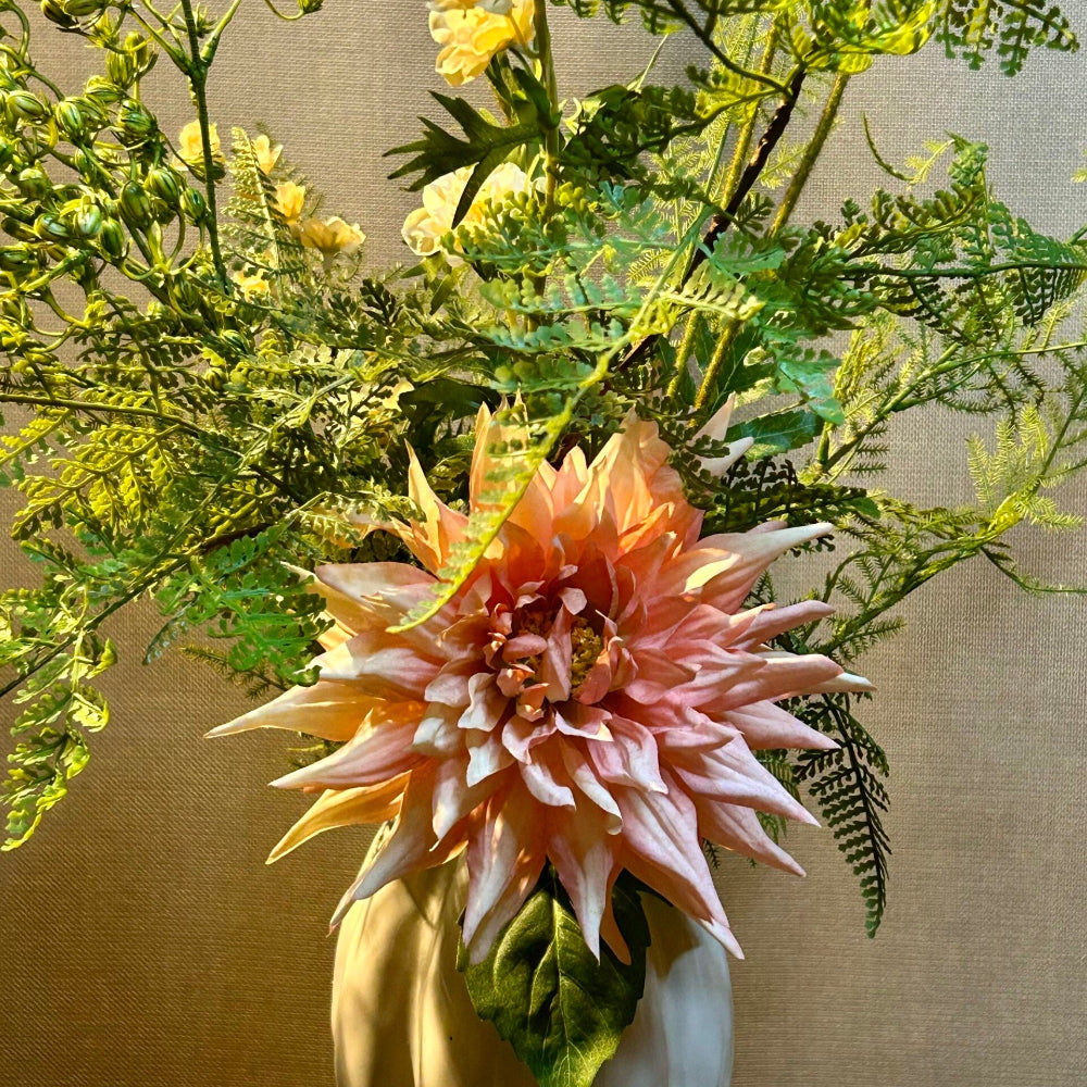Lys rosa kunstig dahlia i blandet buket