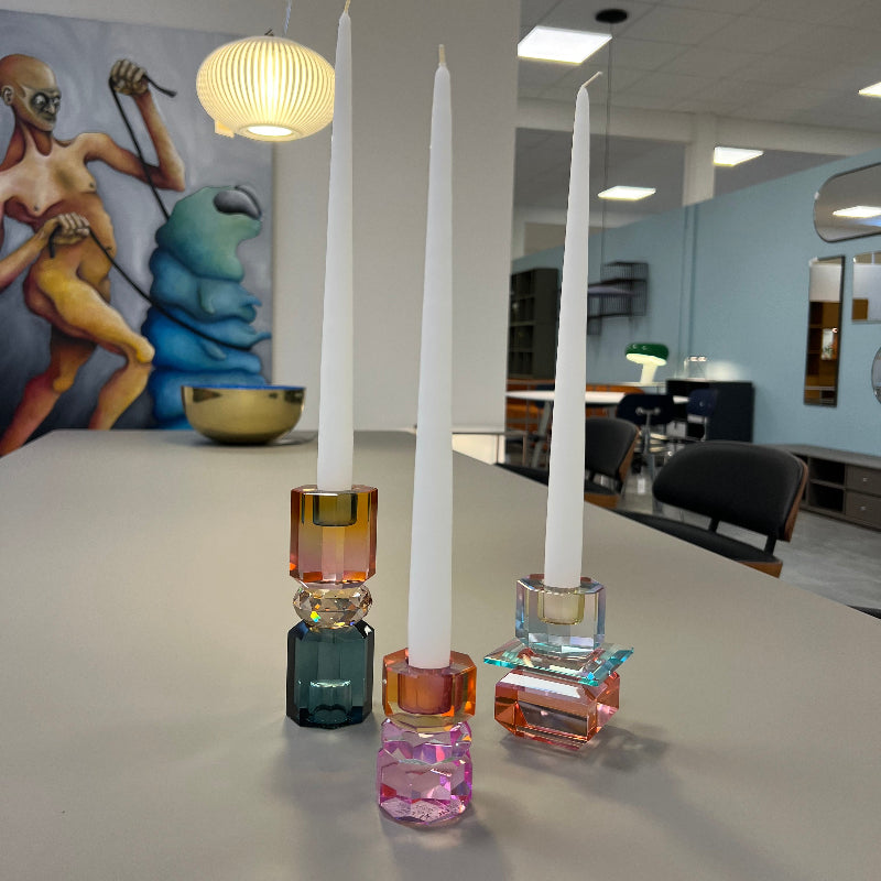 Vendbar krystal lysestage i cyan, fersken og rose fra C'est Bon, stylet