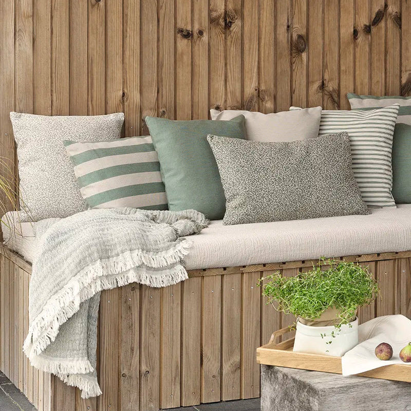 Outdoor Grain pude i beige fra Compliments, stylet på terrasse