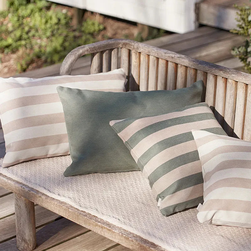 Outdoor Stripe pude i grøn og sand fra Compliments, udemiljø