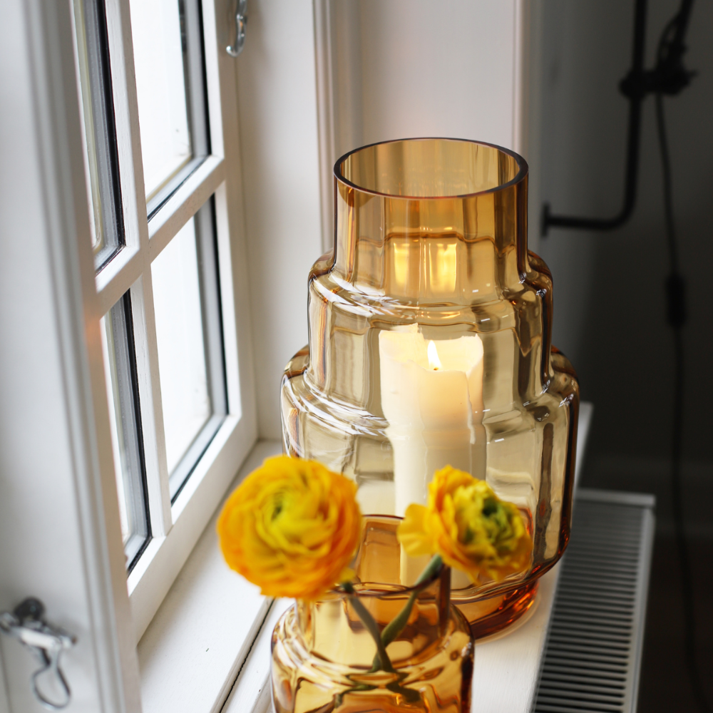 Hurricane Reflections no. 69, nærbillede af facetteret glasdesign i farven Amber