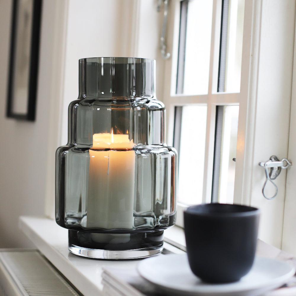Hurricane Reflections no. 69 fra Ro Collection, stylet i interiør i farven Smoked Grey