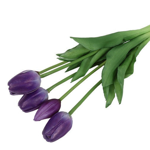 Bundt med kunstige tulipaner i lilla liggende