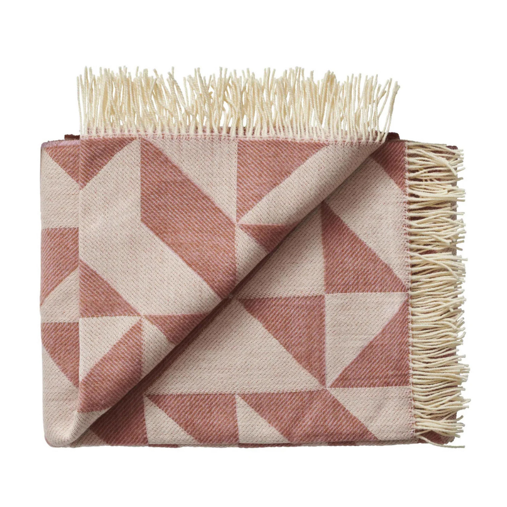 Twist a Twill uldplaid i farven Rusty Rose sammenfoldet fra Silkeborg Uldspinderi