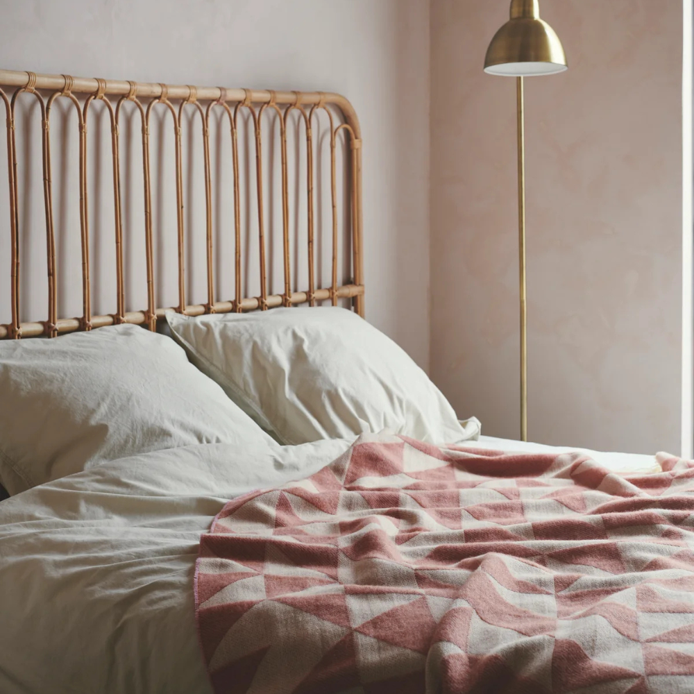 Twist a Twill plaid i farven Rusty Rose spredt ud på en seng vist som sengetæppe