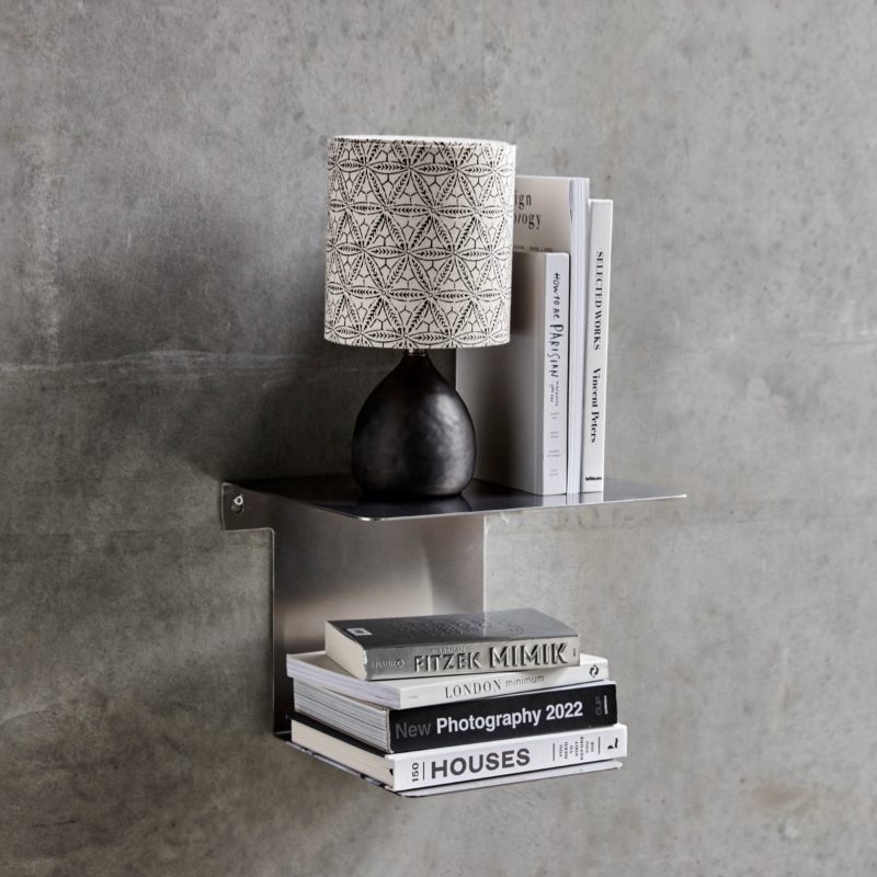 BOOK væghylde fra House Doctor stylet med bøger og lampe