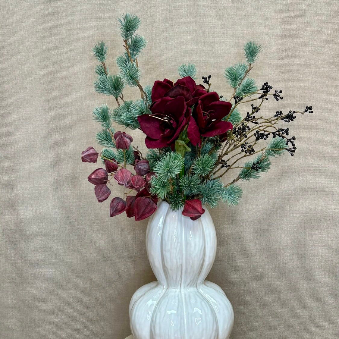 Julebuket med cedergran og rød amaryllis