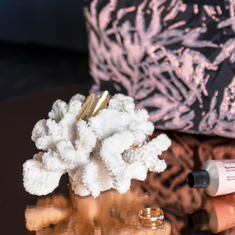 CORAL BLANCHES dekorationskoral fra Mette Ditmer, stylet med smykker