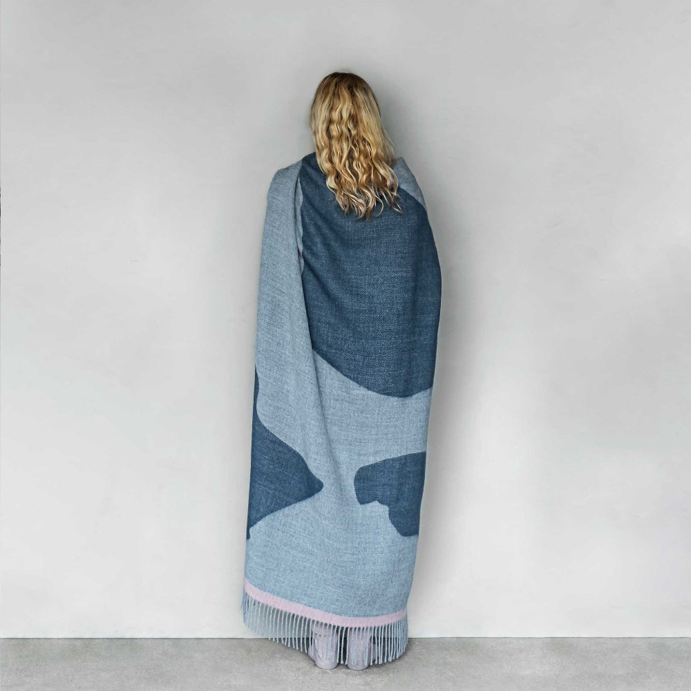 GALLERY plaid i lysegrå/blå fra Mette Ditmer, svøbt om menneske