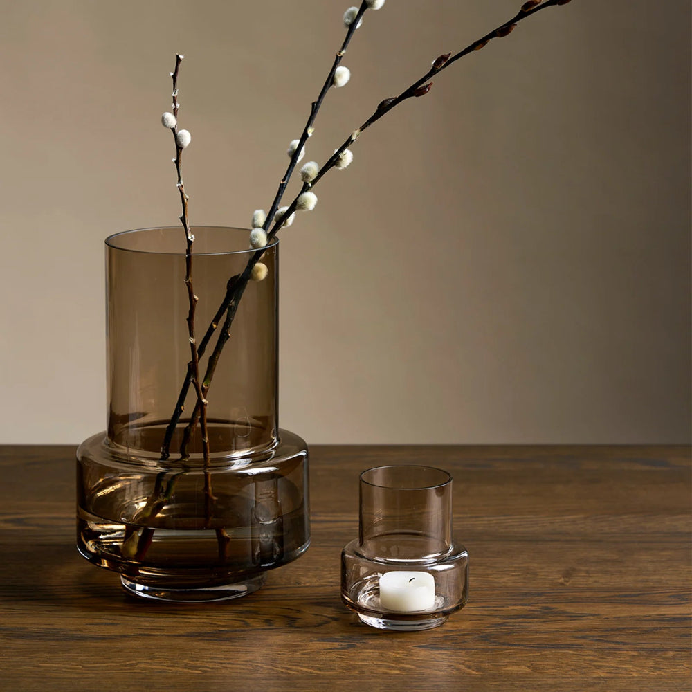 Hurricane Tealight No. 25 fra Ro Collection, stylet i interiør med lys