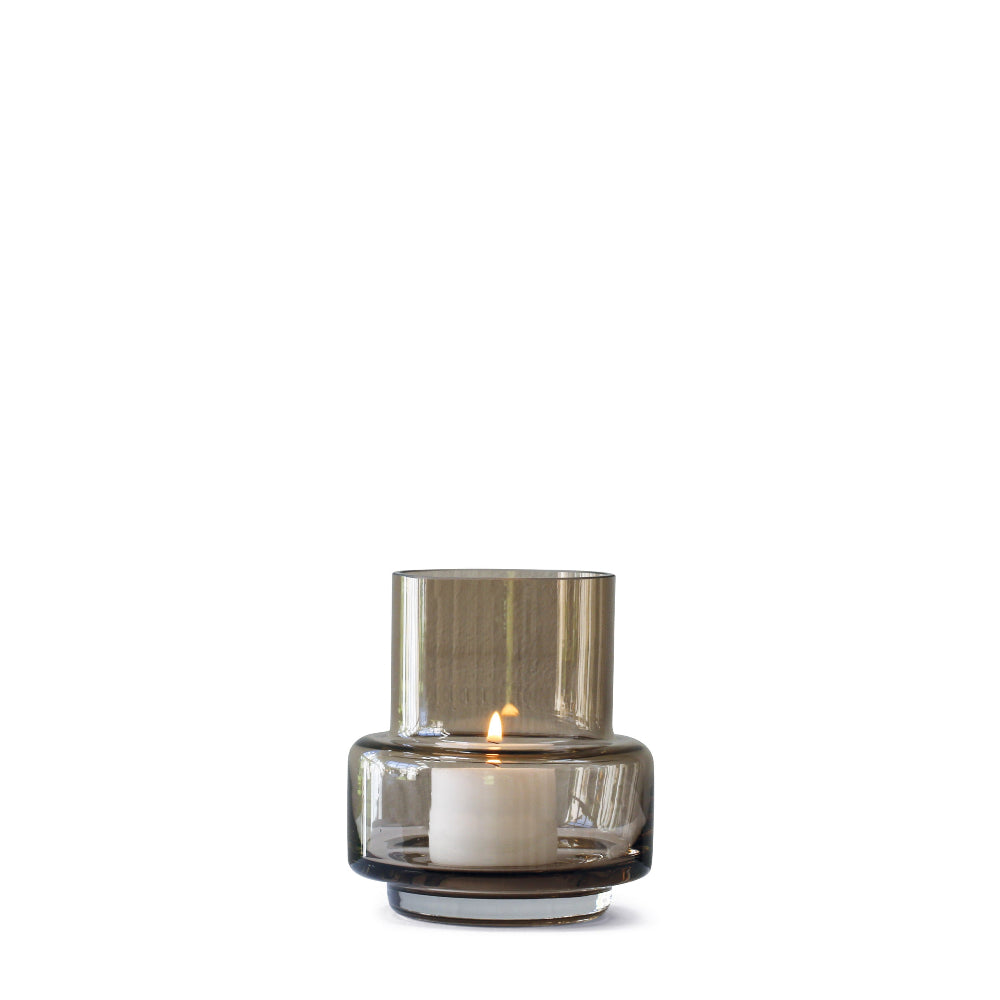 Hurricane Tealight No. 25 i Sepia Brown, nærbillede med lys
