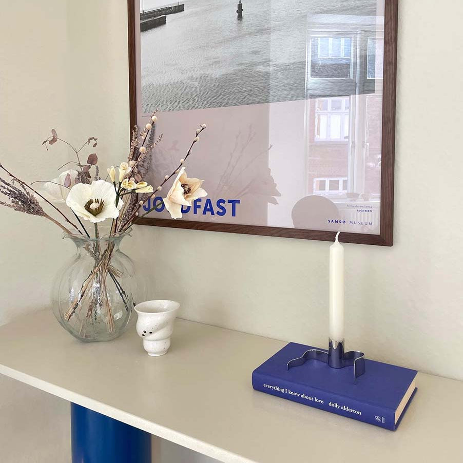 WAVY lysestage i blank sølv fra MOUD Home, stylet med blå farver