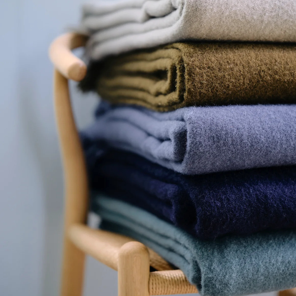 Season plaid i fjord fra Silkeborg Uldspinderi, stylet i interiør