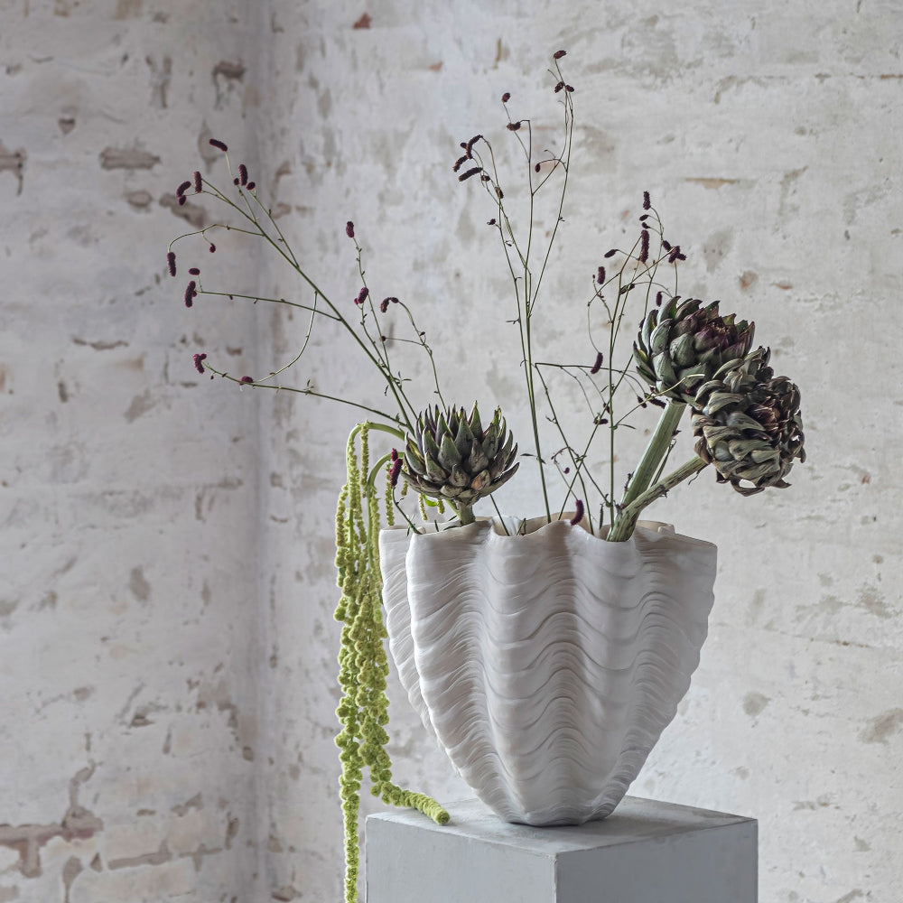 SHELL vase fra Mette Ditmer, large stylet med blomster