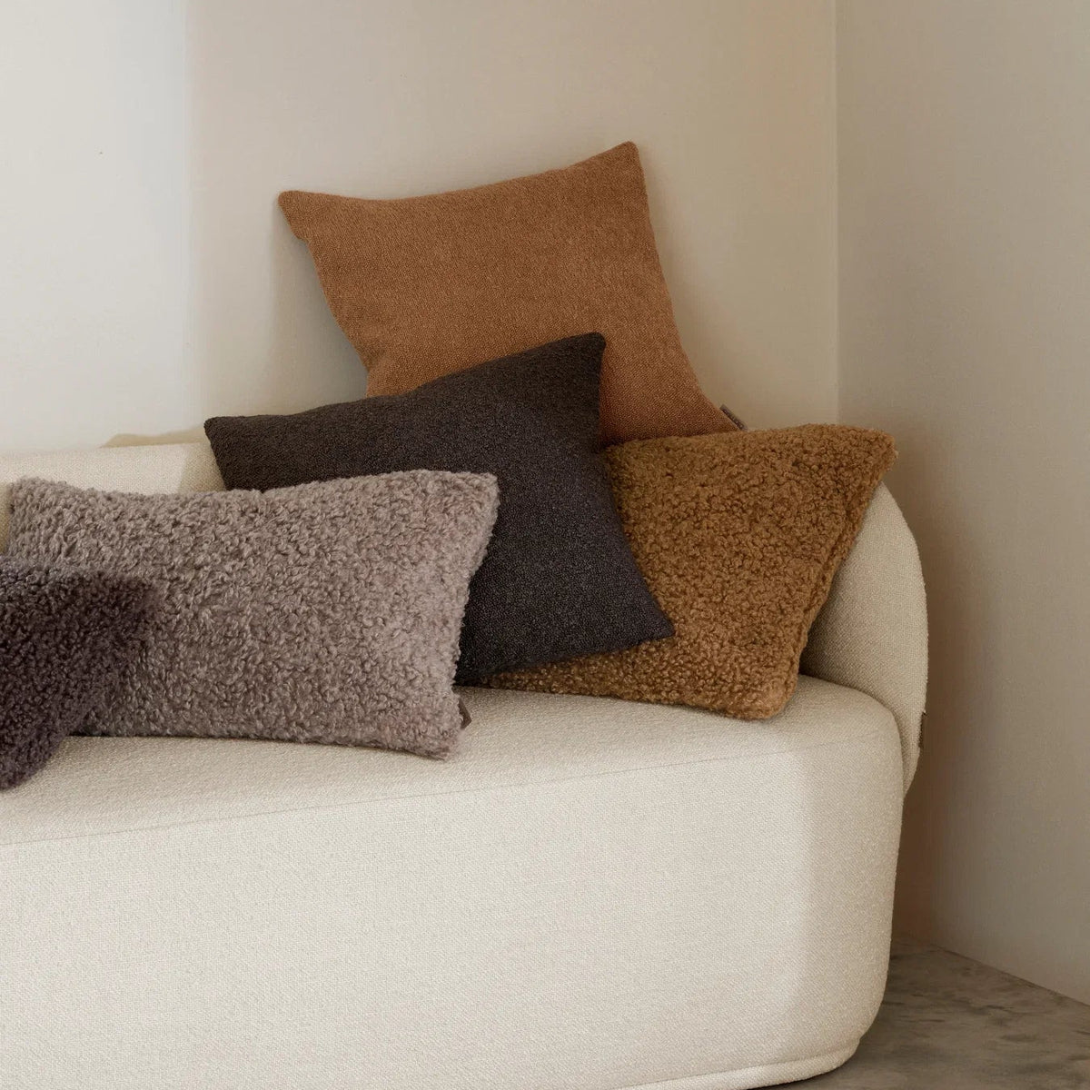 TEDDY pude 30x50 i Fungi stylet i sofa
