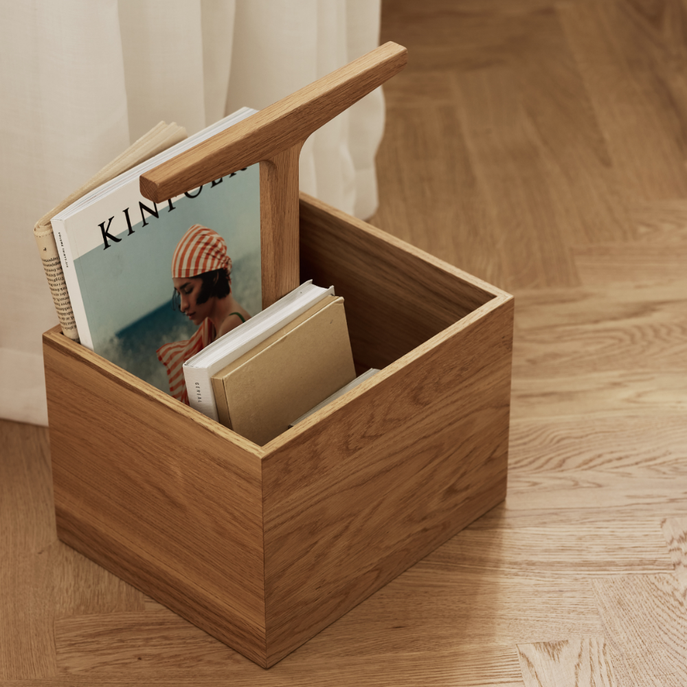 TOOLBOX High opbevaringskasse i olieret eg fra Ro Collection, stylet i stue