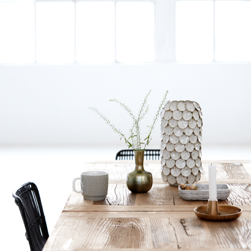 DOT vase fra House Doctor på spisebord med blomster