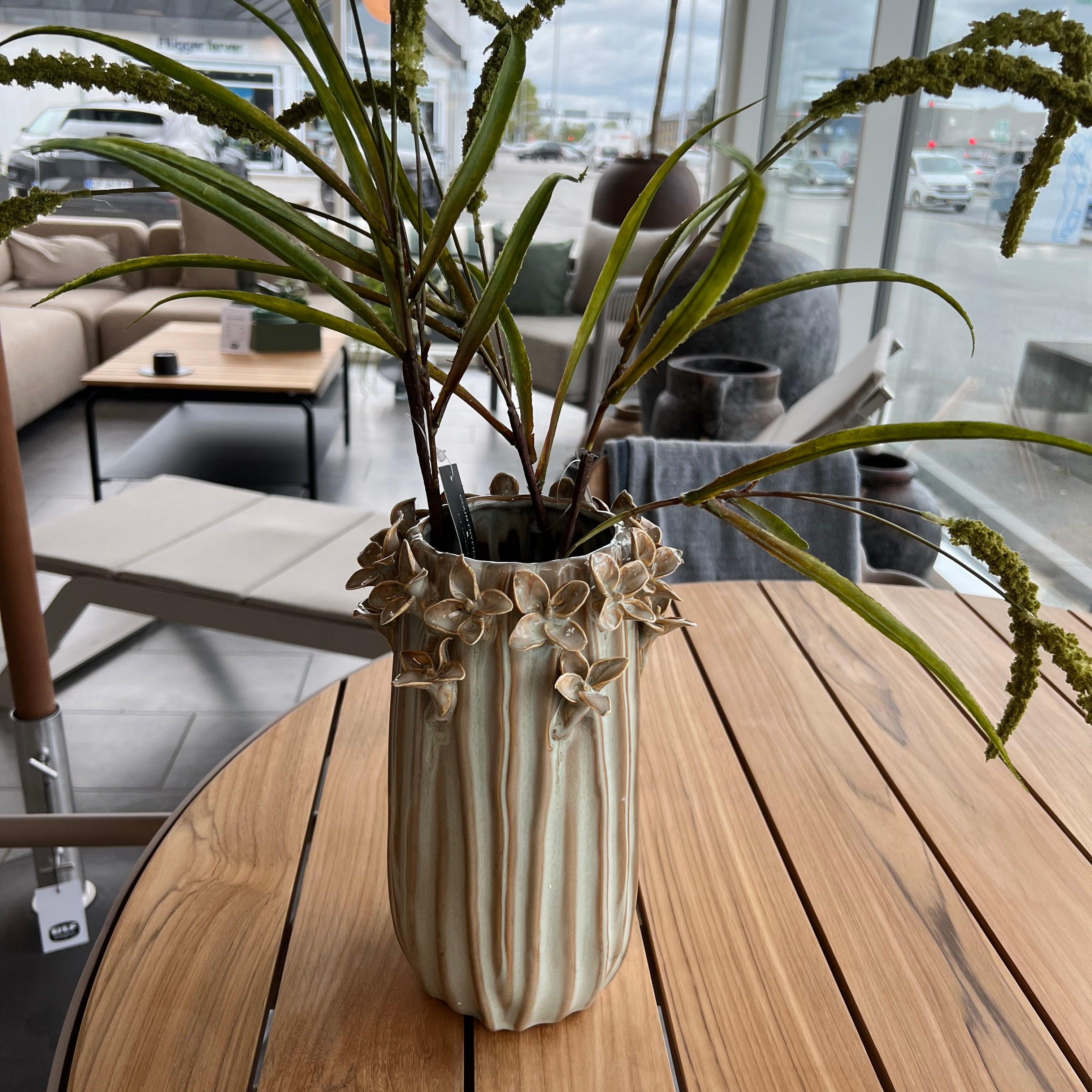 Vase med blomster - Ivory