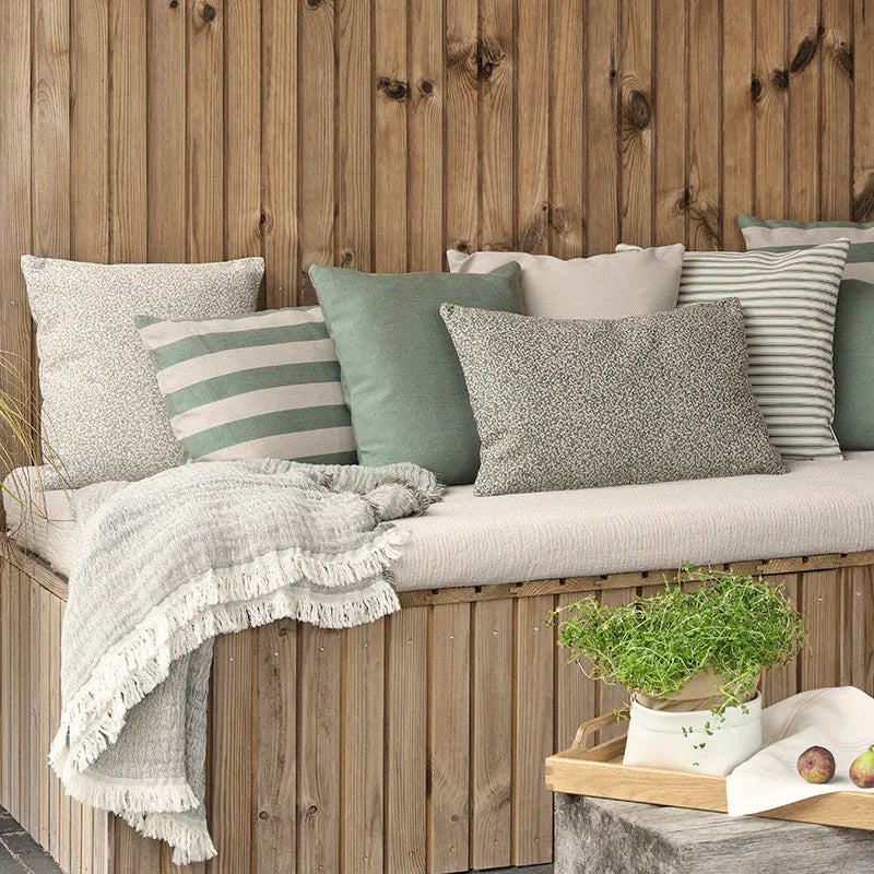 Outdoor Stripe pude i grøn fra Compliments, stylet på terrasse