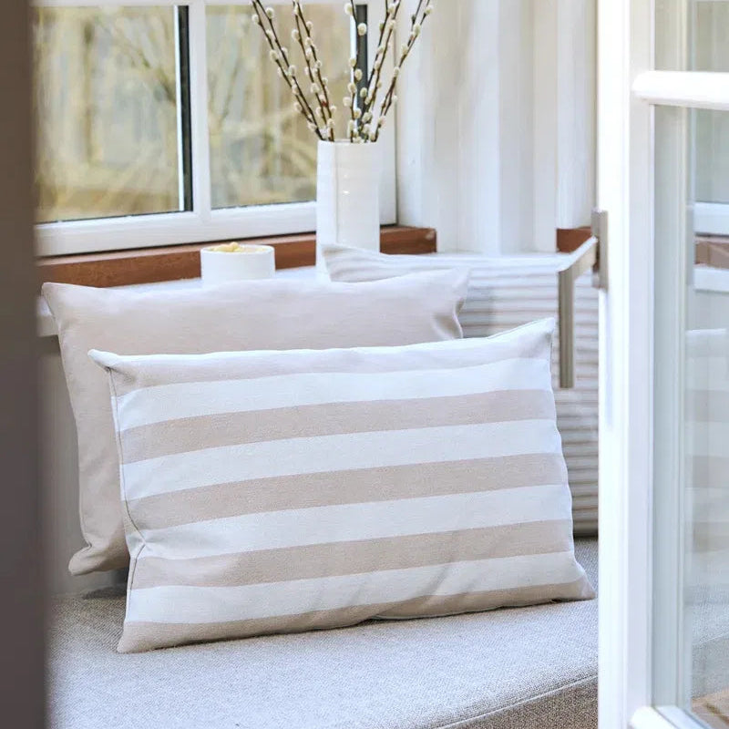 Outdoor Stripe pude i beige/sand fra Compliments, miljøbillede