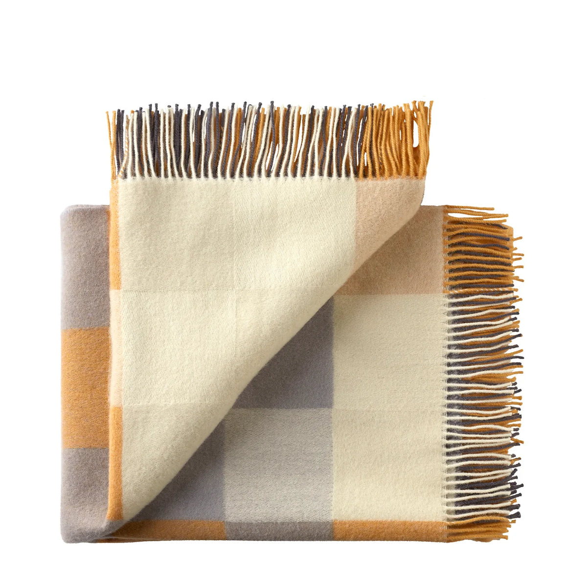 PLAIN BEAT plaid i Honey Rose fra Silkeborg Uldspinderi, foldet med synlige frynser og tern.