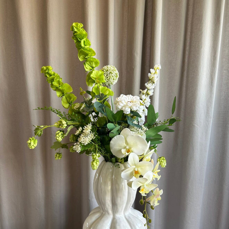 Hvid ridderspore i buket med kunstige blomster