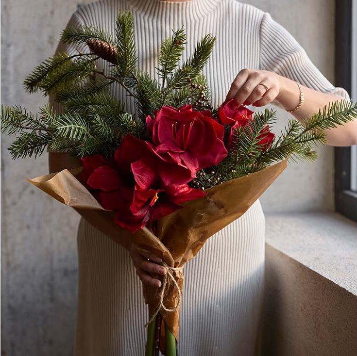 Røde kunstige amaryllis samlet i buket