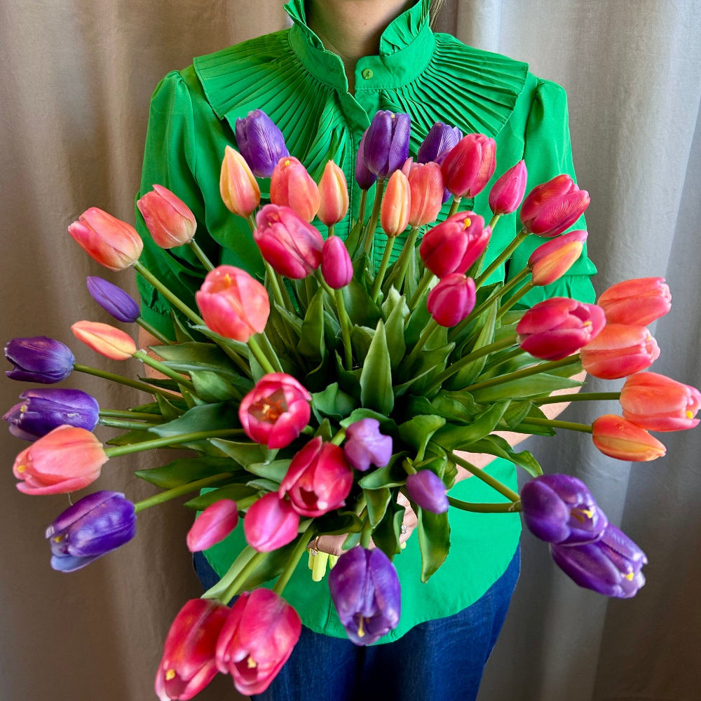 Lilla kunstige tulipaner i blandet buket med peach og lilla/hvid