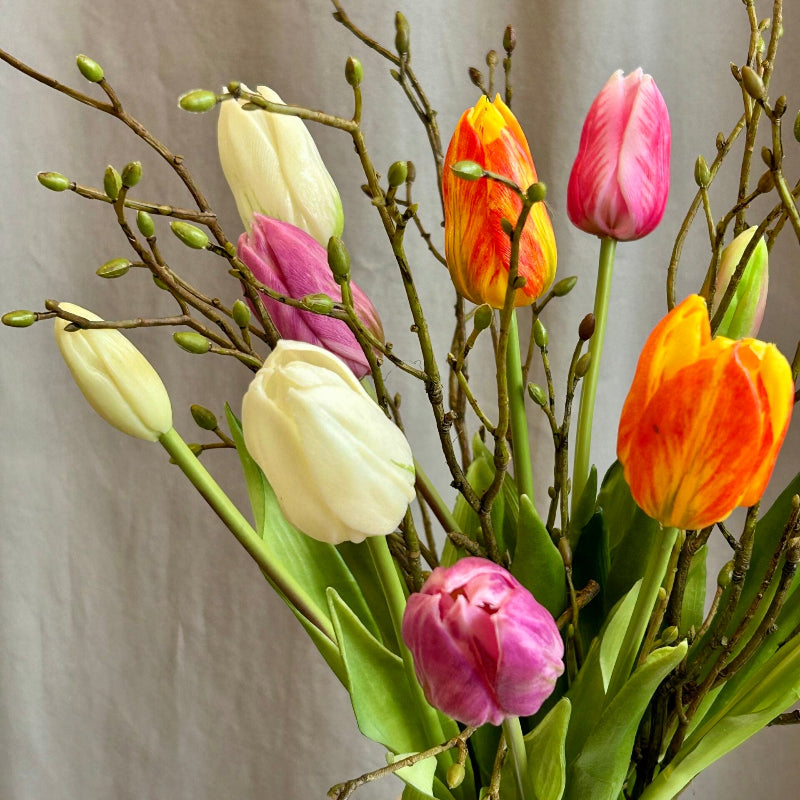 Pink kunstige tulipaner i buket med grøn Tilia-gren