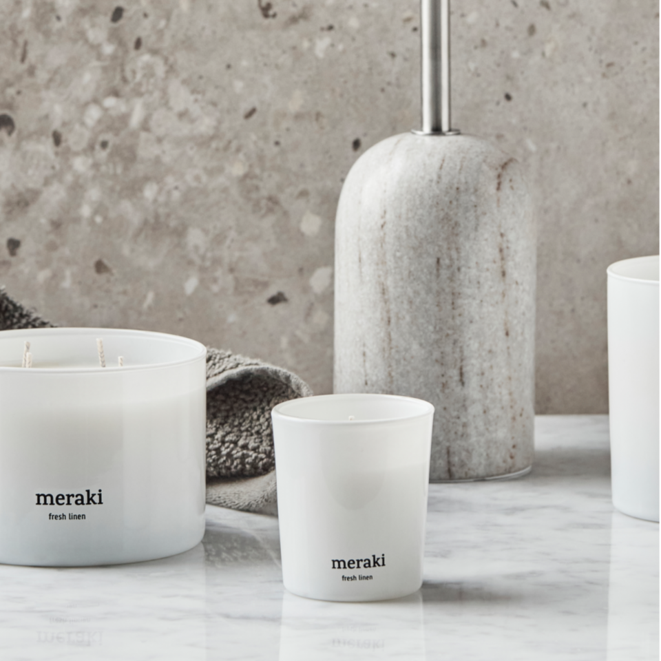 Duftlys Fresh Linen fra Meraki stylet i badeværelset