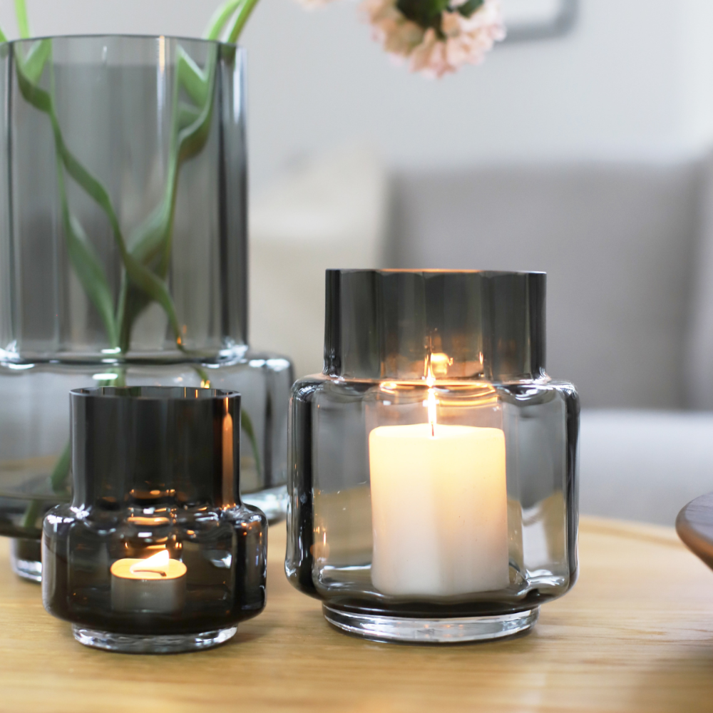 Hurricane Reflections no. 25 tealight, nærbillede af facetteret glasdesign i Smoked Grey