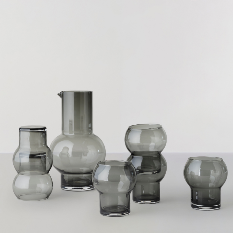 Karaffel no. 49 i røgfarvet glas, stylet med drikkeglas