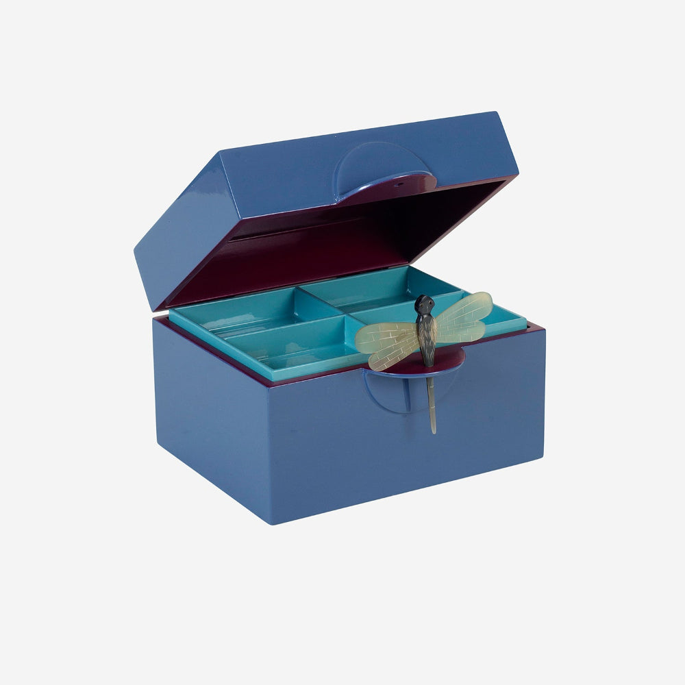 Lakskrin B i denim lak fra Oi Soi Oi, åbent med beetroot indvendig og bakke i turquoise