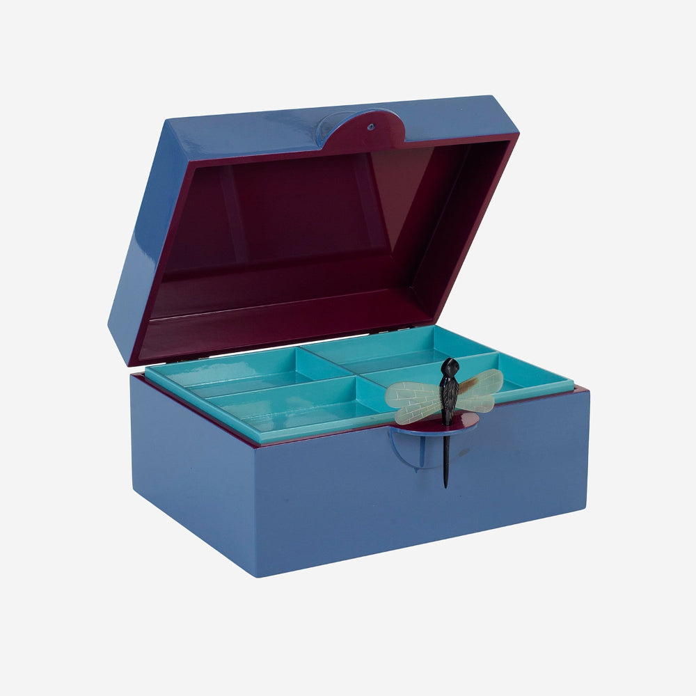 Lakskrin XL i denim lak fra Oi Soi Oi, åbent med beetroot indvendig og bakke i turquoise