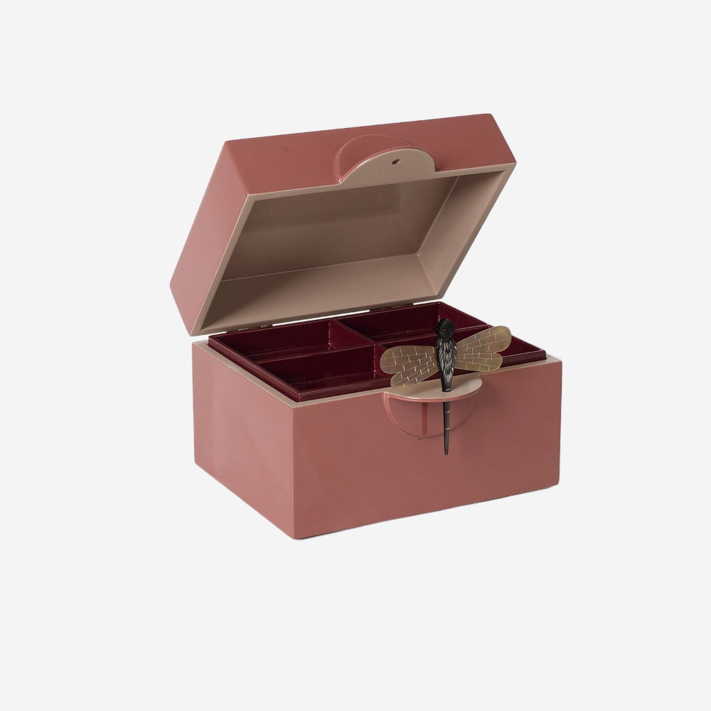 Lakskrin B i passion lak fra Oi Soi Oi, åbent med cashmere indvendig og bakke i beetroot
