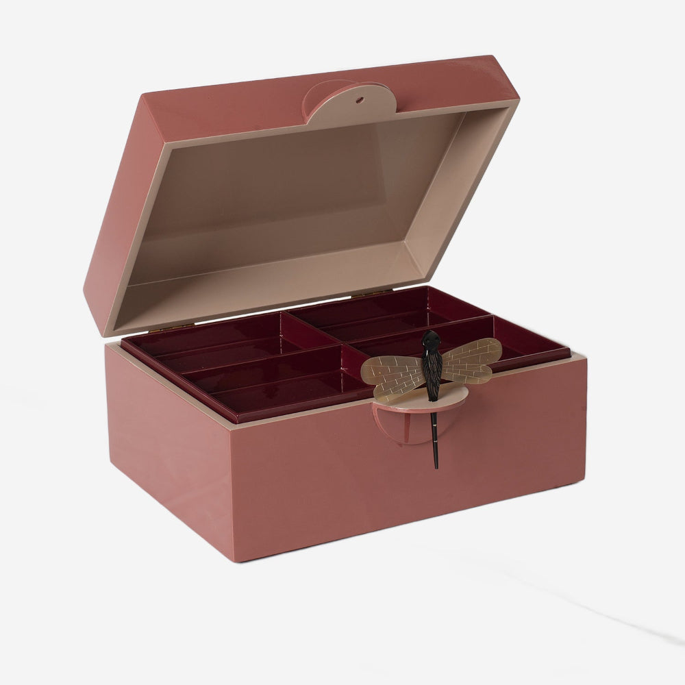  Lakskrin XL i passion lak fra Oi Soi Oi, åbent med cashmere indvendig og bakke i bordeaux