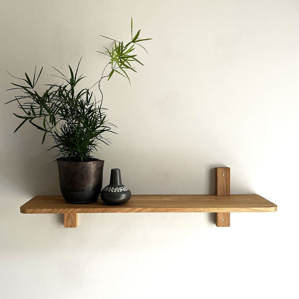 NORD væghylde i olieret eg fra MOUD Home, 80 cm stylet