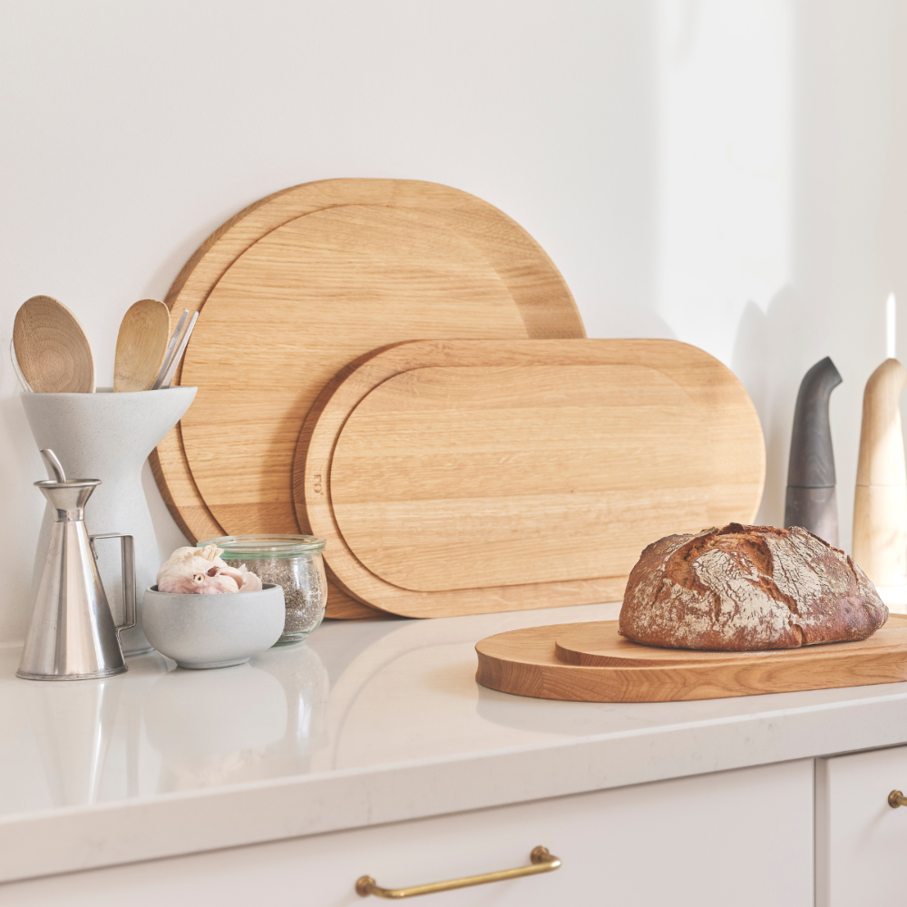 Oak Board Medium no. 62 fra Ro Collection, stylet i interiør som skærebræt