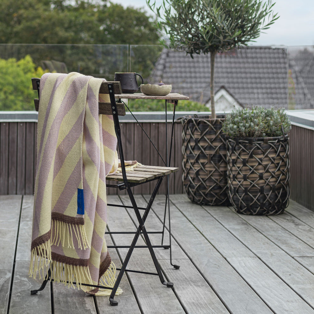 RETRO plaid i lys gul/lilla fra Mette Ditmer, stylet på terrasse