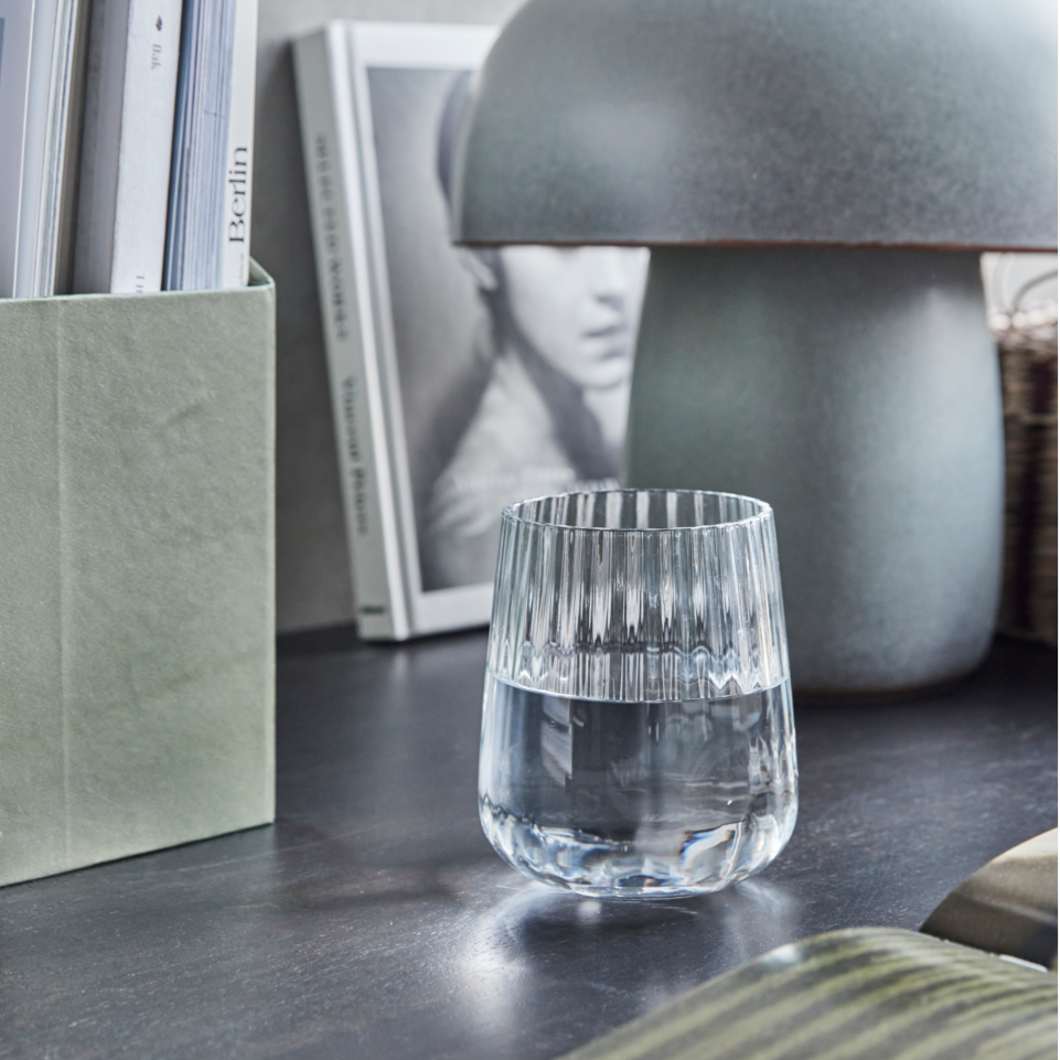 RILL drikkeglas fra House Doctor stylet som vandglas på bord
