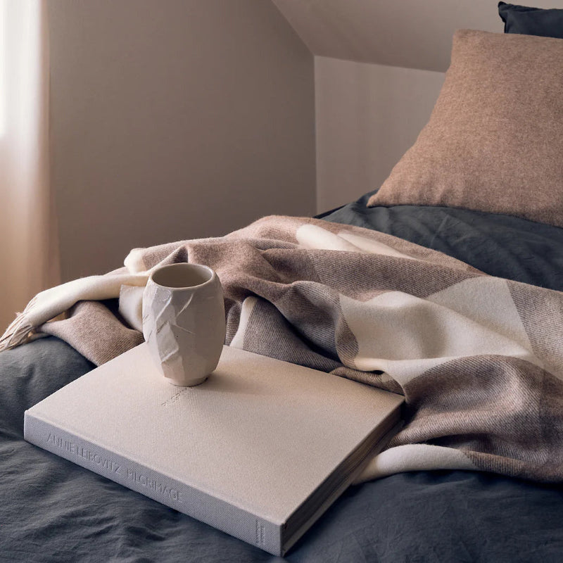Santa Fe plaid i walnut brown, stylet i soveværelse