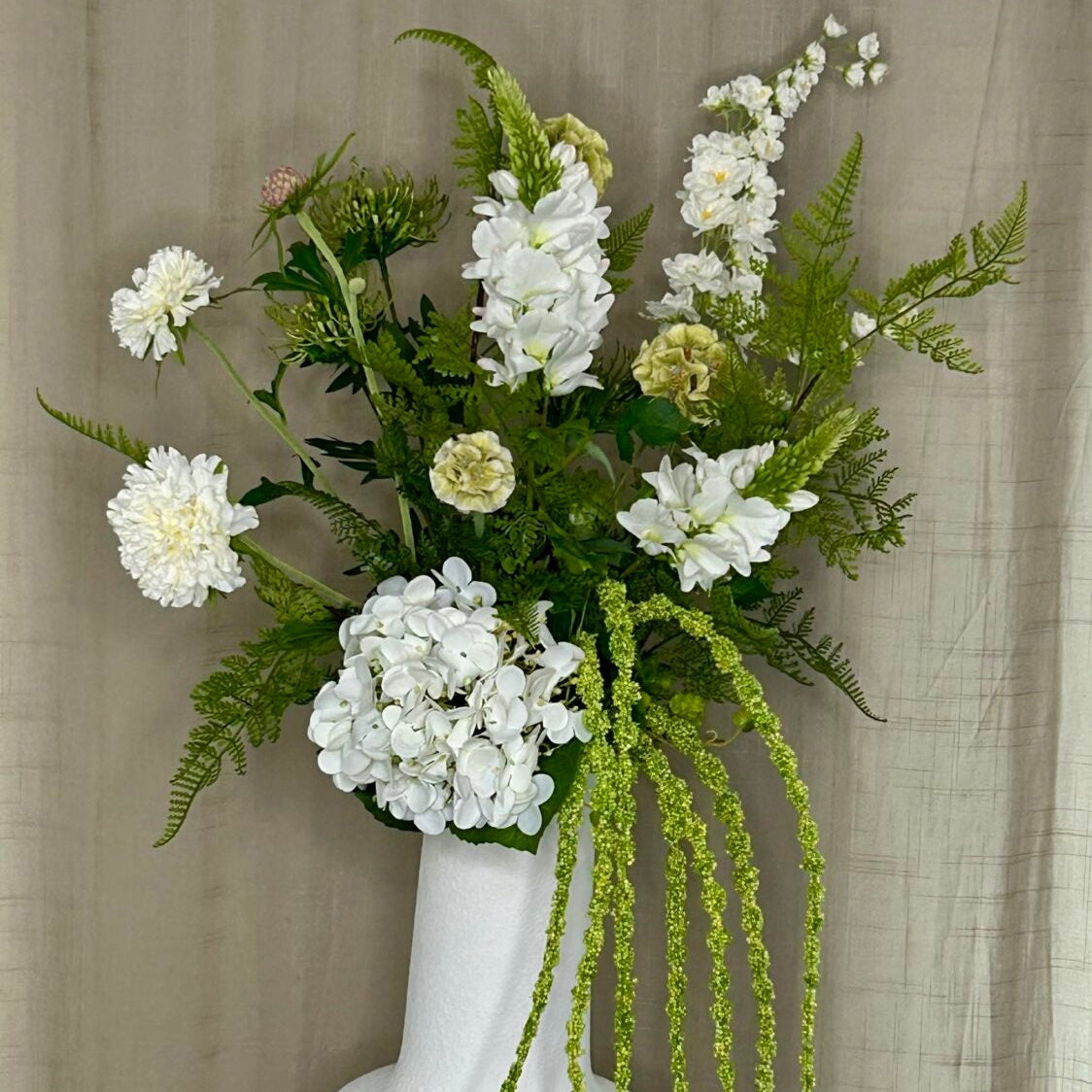 Hvid skabiose i buket med kunstige blomster