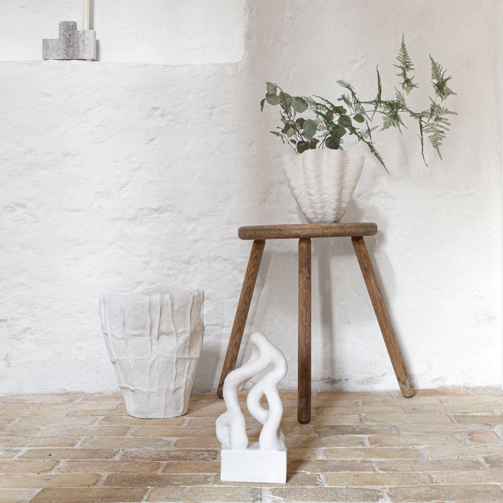 SHELL vase i off-white fra Mette Ditmer, small stylet på skammel