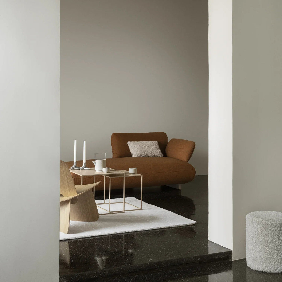 TEDDY pude 30x50 i Moonbeam stylet i sofa
