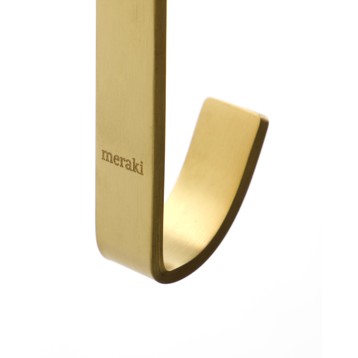Nærbillede af THAPSUS knage i messing fra Meraki med logo