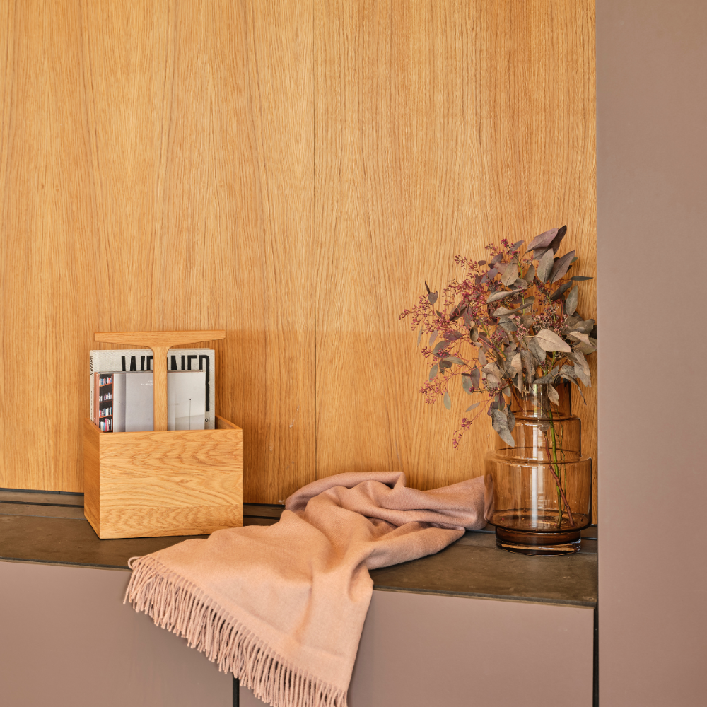 TOOLBOX High i olieret eg fra Ro Collection, stylet i interiør med plaid og Hurricane