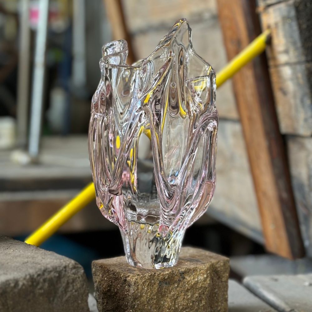 Faith vase Pink 01 fra Kodanska, nærbillede af mundblæst glas
